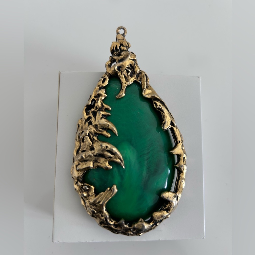 Source Unknown Green Teardrop Pendant Necklace with Antique Gold Frame